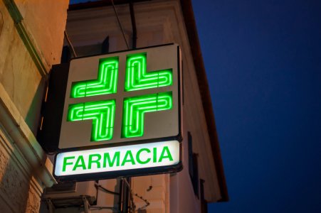 Pharmacy,Sign,In,Italy,Green,Neon,Italian,Farmacia,Attached,To